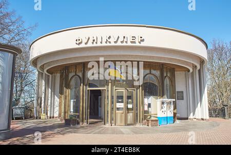 Kiew, Ukraine - 03.08.2023: Eine blau-weiße Seilbahn erhebt sich auf Schienen entlang des Hanges. Standseilbahn, Seitenansicht. Station Kiew, Ukraine Stockfoto