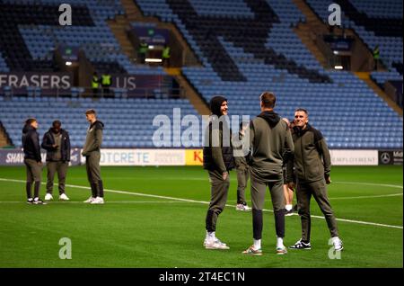 Spieler aus West Bromwich Albion besichtigen das Feld vor dem Spiel der Sky Bet Championship in der Coventry Building Society Arena in Coventry. Bilddatum: Montag, 30. Oktober 2023. Stockfoto