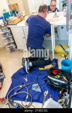 Miami Beach Florida, Handwerker Klempner, die Sanitär-Waschbecken im Badezimmer reparieren, Mann Männer männlich, Erwachsene, Bewohner, hispanische lateinamerikanische Latinos, ethnische Ethnizität, Immigranten minori Stockfoto