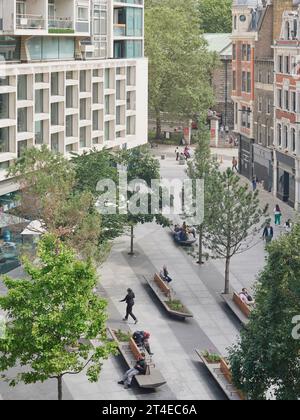 Erhöhte Ansicht der neu erstellten öffentlichen Realm. St Giles Square, London, Vereinigtes Königreich. Architekt: MICA, 2023. Stockfoto