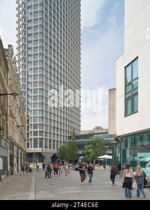 Fußgängerzone im Stadtverkehr rund um den Centre Point. St Giles Square, London, Vereinigtes Königreich. Architekt: MICA, 2023. Stockfoto