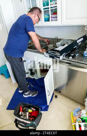 Miami Beach Florida, Handwerker Klempner, der Sanitär-Küchenspüle repariert, Mann Männer männlich, Erwachsener, Bewohner, hispanische lateinamerikanische Latino, ethnische Ethnizität, Immigranten Minderheit Stockfoto