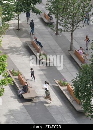 Erhöhte Ansicht der neu erstellten öffentlichen Realm. St Giles Square, London, Vereinigtes Königreich. Architekt: MICA, 2023. Stockfoto