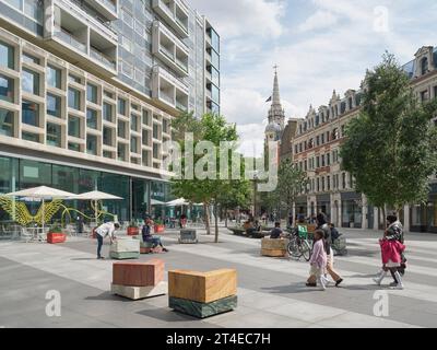 Fußgängerzone im Stadtverkehr rund um Centre Point mit der St. Giles Church dahinter. St Giles Square, London, Vereinigtes Königreich. Architekt: MICA, 2023 Stockfoto