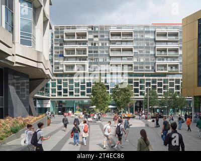 Fußgängerzone im Stadtverkehr rund um den Centre Point. St Giles Square, London, Vereinigtes Königreich. Architekt: MICA, 2023. Stockfoto