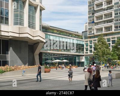 Fußgängerzone im Stadtverkehr rund um den Centre Point. St Giles Square, London, Vereinigtes Königreich. Architekt: MICA, 2023. Stockfoto