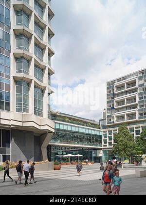 Fußgängerzone im Stadtverkehr rund um den Centre Point. St Giles Square, London, Vereinigtes Königreich. Architekt: MICA, 2023. Stockfoto