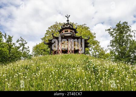 Chinesischer Pavillon auf Schneckenberg im Park der historischen Eremitage, Eremitage in der Nähe der Stadt Bayreuth, Bayern, Region Oberfrankreich, Deutschland Stockfoto