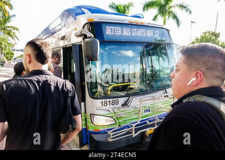 Miami Beach Florida, Collins Avenue, Miami-Dade Metrobus öffentliche Busse, Einstieg Passagiere, Mann Männer männlich, Erwachsener, Bewohner, hispanische Latin Stockfoto