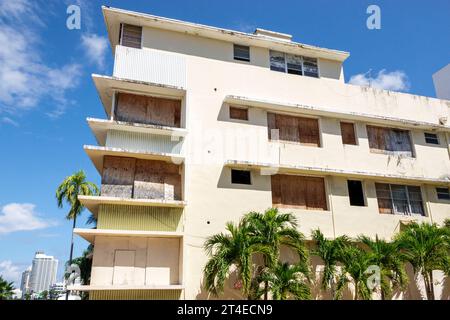 Miami Beach Florida, Außenfassade, Vordereingang des Gebäudes, Collins Avenue, leeres Wohnhaus, Renovierung Restaurierung Erhaltung Nachhaltigkeit Stockfoto