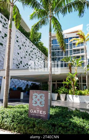 Miami Beach Florida, Außenfassade, Gebäude Vordereingang Hotel, Collins Avenue, The Gates Hotel South Beach Doubletree by Hilton Schild, Hotels Motels Stockfoto