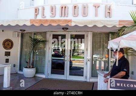 Miami Beach Florida, Außenfassade, Hotel vor dem Gebäude, Plymouth South Beach Schild, Mann Männer männlich, Erwachsene, Bewohner, Valet, Hispanic Latin Lati Stockfoto