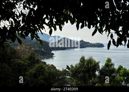 Koh Chang, Thailand. Oktober 2023. Allgemeine Ansicht der Buchten und Buchten der Insel Koh Chang in der Provinz trat. Koh Chang ist ein beliebter Ferienort, der etwa 350 km südöstlich der Hauptstadt Bangkok liegt. (Foto: Paul Lakatos/SOPA Images/SIPA USA) Credit: SIPA USA/Alamy Live News Stockfoto