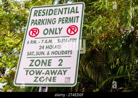 Miami Beach Florida, Schild nur für Wohnparkplätze mit Abschleppzone Stockfoto