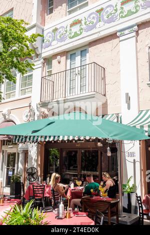 Miami Beach Florida, Espanola Way historisches spanisches Dorf, Außenansicht, Vordereingang des Gebäudes, Espanolita El Carnival, Fußgängerweg, Mann Männer m Stockfoto