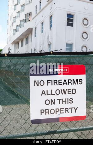 Miami Beach Florida, Außenansicht, Gebäudeeingang Collins Avenue, Schild „keine Feuerwaffen erlaubt“ Stockfoto