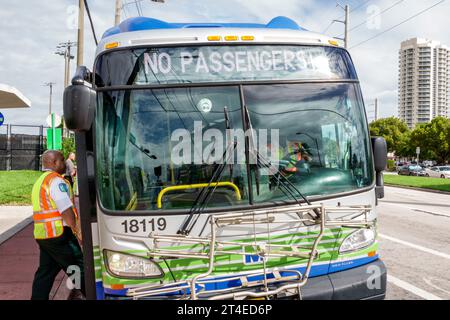 Miami Beach Florida, Collins Avenue, Miami-Dade Metrobus, öffentliche Busse, keine Passagiere Nachricht Festzelt, Mann Männer männlich, Frau Frauen weiblich, Anzeige Stockfoto