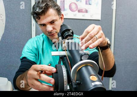 North Miami Beach Florida, University School of Optometry, Student Optometrist, Messung von Linsenbrillen mit Lensometer, Sehvermögen, m Stockfoto