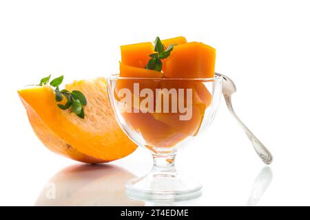 Zubereitete süße Kürbismarmelade in einer Glasschale isoliert auf weißem Hintergrund. Herbstrezepte. Stockfoto