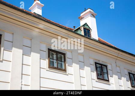 Das obere Stockwerk mit dem Dach eines alten Wohnhauses Stockfoto