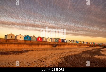 Strandhütten bei Sunrise in Southwold, Suffolk England, Großbritannien Stockfoto