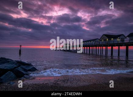 Sonnenaufgang über dem Pier in Southwold, Suffolk England, Großbritannien Stockfoto