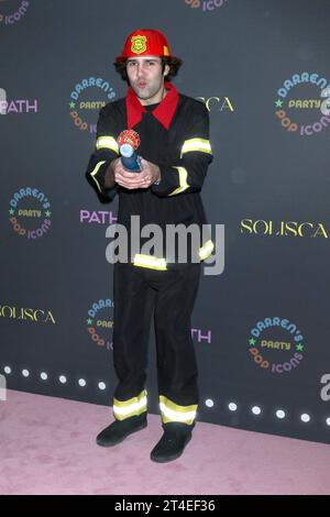 LOS ANGELES - 27. OKT: David Dobrik bei der Darren Dzienciol's Pop Icons Halloween Party 2023 im Private Residence am 27. Oktober 2023 in Beverly Hills, CA (Foto: Katrina Jordan/SIPA USA) Stockfoto