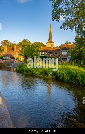 Der Fluss Darent und der ford in Eynesford Kent an einem Sommerabend Stockfoto