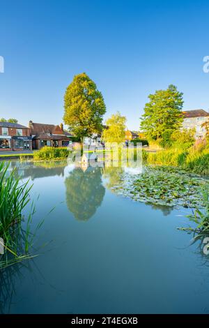 Der gelistete Ententeich am Kreisverkehr in Otford Kent. Stockfoto