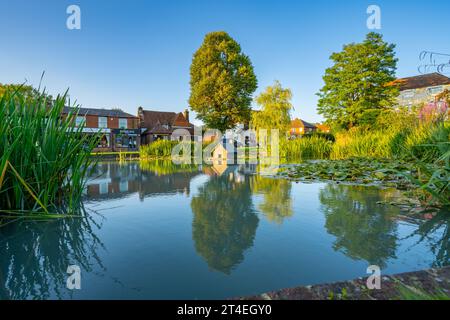 Der gelistete Ententeich am Kreisverkehr in Otford Kent. Stockfoto