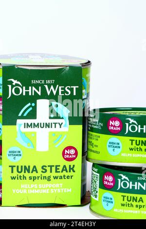 Dosen von John West Tuna Steak im Quellwasser Stockfoto