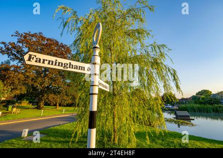 Wegweiser in der Nähe des denkmalgeschützten Ententeichs am Kreisverkehr in Otford Kent. Stockfoto