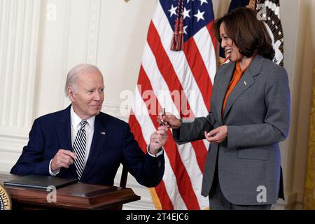 Washington, Usa. 30. Oktober 2023. US-Präsident Joe Biden präsentiert den Pen-Vizepräsidenten Kamala Harris, nachdem er während der Veranstaltung zur künstlichen Intelligenz am 30. Oktober 2023 im Weißen Haus in Washington eine Executive Order unterzeichnet hatte. Foto: Yuri Gripas/ABACAPRESS.COM Credit: Abaca Press/Alamy Live News Stockfoto