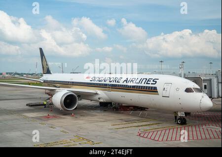 16.07.2023, Singapur, Republik Singapur, Asien - Singapore Airlines Boeing 787-10 Dreamliner Passagierflugzeug auf dem Asphalt am Flughafen Changi. Stockfoto