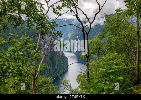 Blick über den Geiranger Fjord und den Wasserfall der Seven Sisters vom Aussichtspunkt Ornesvingen-Eagle Stockfoto