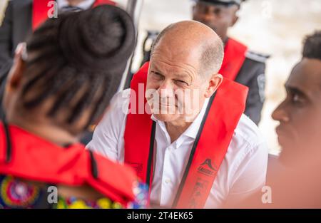 Lagos, Nigeria. 30. Oktober 2023. Bundeskanzler Olaf Scholz (SPD) spricht mit Taibat Lawasnson, Professor für Stadtmanagement, während einer Bootsfahrt in der Wirtschaftsmetropole Lagos. Scholz ist auf seiner dritten großen Reise nach Afrika in den fast zwei Jahren seit seiner Vereidigung. Heute besucht er Nigeria, das bevölkerungsreichste und wirtschaftlich mächtigste Land des Kontinents. Quelle: Michael Kappeler/dpa/Alamy Live News Stockfoto