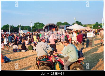 GLASTONBURY FESTIVAL, 1995: The Acoustic Stage at the Top of the Site at Glastonbury Festival, Pilton Farm, Somerset, England, 24. Juni 1995. 1995 feierte das Festival sein 25-jähriges Bestehen. In diesem Jahr gab es keine Pyramidenphase, da sie abgebrannt war. Foto: ROB WATKINS Stockfoto