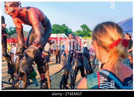 GLASTONBURY FESTIVAL, 1995: Künstler unterhalten das Publikum im Circus Field beim Glastonbury Festival, Pilton Farm, Somerset, England, 24. Juni 1995. 1995 feierte das Festival sein 25-jähriges Bestehen. In diesem Jahr gab es keine Pyramidenphase, da sie abgebrannt war. Foto: ROB WATKINS Stockfoto