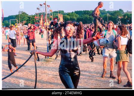 GLASTONBURY FESTIVAL, 1995: Künstler unterhalten das Publikum im Circus Field beim Glastonbury Festival, Pilton Farm, Somerset, England, 24. Juni 1995. 1995 feierte das Festival sein 25-jähriges Bestehen. In diesem Jahr gab es keine Pyramidenphase, da sie abgebrannt war. Foto: ROB WATKINS Stockfoto