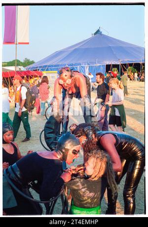 GLASTONBURY FESTIVAL, 1995: Künstler unterhalten das Publikum im Circus Field beim Glastonbury Festival, Pilton Farm, Somerset, England, 24. Juni 1995. 1995 feierte das Festival sein 25-jähriges Bestehen. In diesem Jahr gab es keine Pyramidenphase, da sie abgebrannt war. Foto: ROB WATKINS Stockfoto