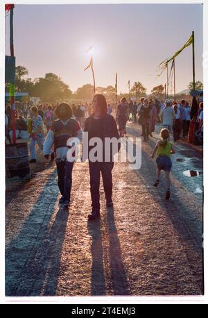 GLASTONBURY FESTIVAL, 1995: Evening in the Green Field beim Glastonbury Festival, Pilton Farm, Somerset, England, 24. Juni 1995. 1995 feierte das Festival sein 25-jähriges Bestehen. In diesem Jahr gab es keine Pyramidenphase, da sie abgebrannt war. Foto: ROB WATKINS Stockfoto