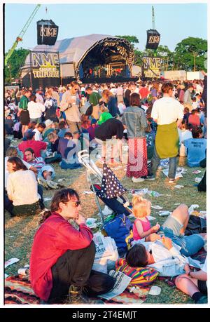 GLASTONBURY FESTIVAL, 1995: The Second NME Stage Field and Crowd am letzten Sonntagabend beim Glastonbury Festival, Pilton Farm, Somerset, England, 25. Juni 1995. 1995 feierte das Festival sein 25-jähriges Bestehen. In diesem Jahr gab es keine Pyramidenphase, da sie abgebrannt war. Foto: ROB WATKINS Stockfoto