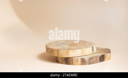 Natürliches rundes hölzernes Podium auf beigem Hintergrund für die Produktplatzierung. Minimales Konzept. Stockfoto