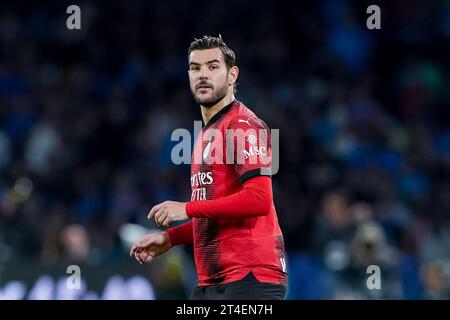 Theo Hernandez vom AC Milan sieht beim Spiel der Serie A Tim zwischen dem SSC Napoli und dem AC Milan am 29. Oktober 2023 im Stadio Diego Armando Maradona in Neapel an Stockfoto