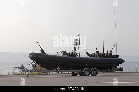 Ein Festrumpfschlauchboot RHIB Starrumpf Schlauchboot des Kommando Spezialkräfte der Marine KSM in Eckernförde. Ein Festrumpfschlauchboot RHIB Starrumpf Schlauchboot des Kommando Spezialkräfte der Marine KSM in Eckernförde. Eckernförde Schleswig-Holstein Deutschland *** Ein Starrrumpf-Schlauchboot RHIB des Marinespezialkommandos KSM in Eckernförde Ein Starrrumpf-Schlauchboot RHIB des Marinespezialkommandos KSM in Eckernförde Eckernförde Schleswig Holstein Deutschland Credit: Imago/Alamy Live News Stockfoto