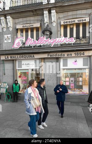 MADRID SPANIEN - 30. Oktober 2023: Ein Foto der Fassade von La Mallorquina, einer Konditorei, die 1894 in Madrid gegründet wurde. Der Laden hat einen spanischen Bogen Stockfoto