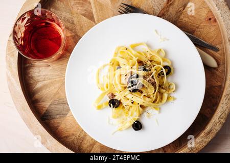 Tagliatelle Pasta mit Thunfisch, Oliven und Käse. Stockfoto