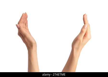 Die Hand einer Frau hält ein winziges oder dünnes Objekt, isoliert auf einem weißen Hintergrund. Stockfoto