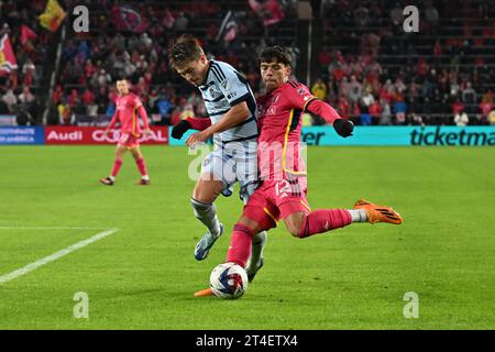 St. Louis, Missouri, USA. Oktober 2023. St. Der Mittelfeldspieler CELIO POMPEU (12) des Louis City SC versucht einen Torschuss um den Kansas City Mittelfeldspieler JAKE DAVIS (17) in der ersten Runde der MLS Playoff-Action im Citypark in St. Louis. (Credit Image: © Sven White/ZUMA Press Wire) NUR REDAKTIONELLE VERWENDUNG! Nicht für kommerzielle ZWECKE! Stockfoto