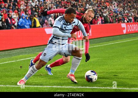 St. Louis, Missouri, USA. Oktober 2023. Sporting Kansas City Verteidiger LOGAN NDENBE (18) entgeht St. Louis City SC Stürmer JOAO KLAUSS (9) an der KC-Torlinie. St. Louis war Gastgeber von Kansas City für ein Playoff-Spiel in der ersten Runde im Citypark in St. Louis. (Credit Image: © Sven White/ZUMA Press Wire) NUR REDAKTIONELLE VERWENDUNG! Nicht für kommerzielle ZWECKE! Stockfoto